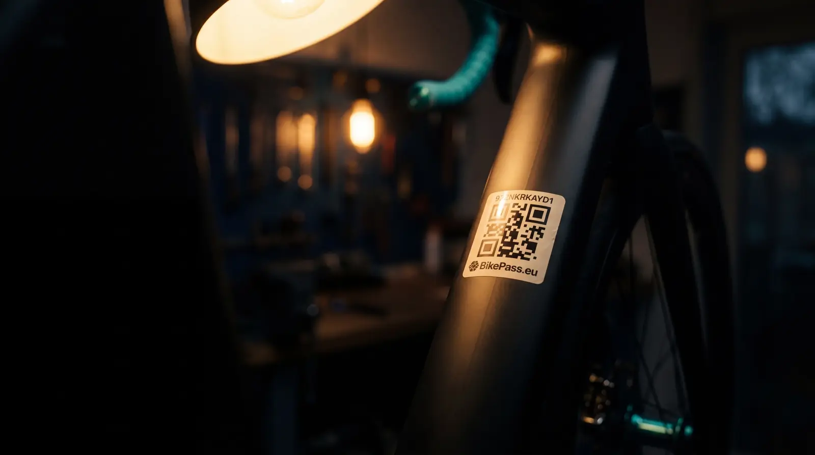 Fachhändler bringt BikePass-ID Sticker am Fahrradrahmen an